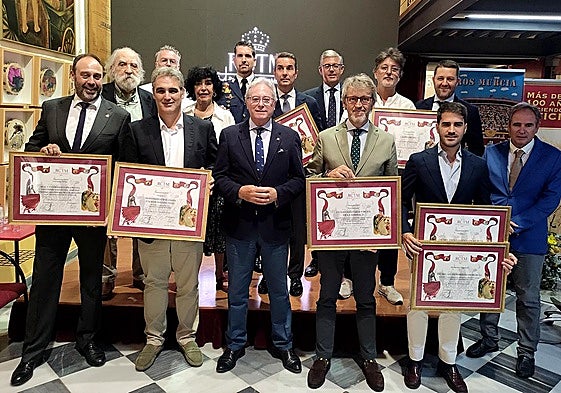 El presidente del Club Taurino, Alfonso Avilés, con personalidades e instituciones reconocidas.