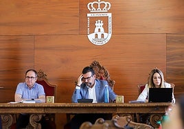 Tomás Rubio, en el centro, este lunes en el Pleno de Cieza.