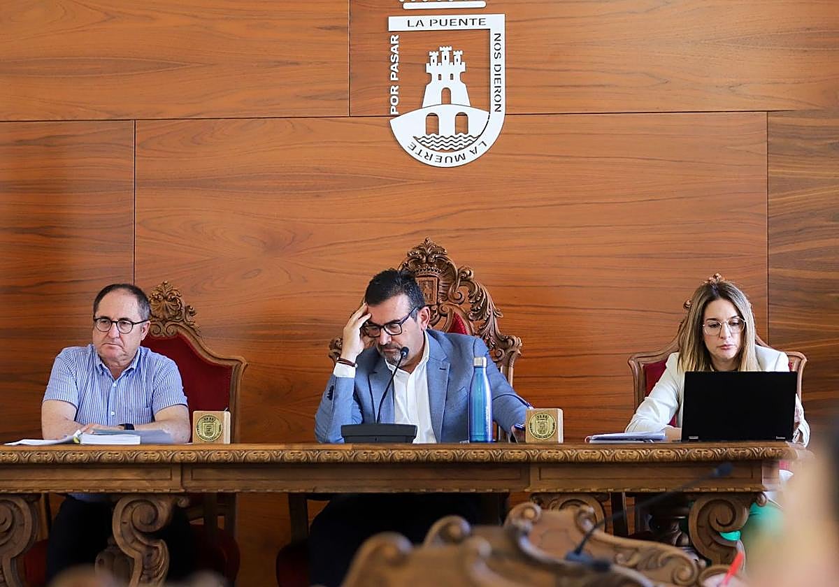 Tomás Rubio, en el centro, este lunes en el Pleno de Cieza.