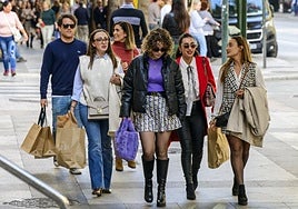 Viandantes en la Gran Vía de Murcia, en una imagen de archivo.
