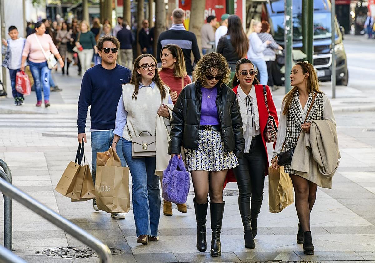 Viandantes en la Gran Vía de Murcia, en una imagen de archivo.