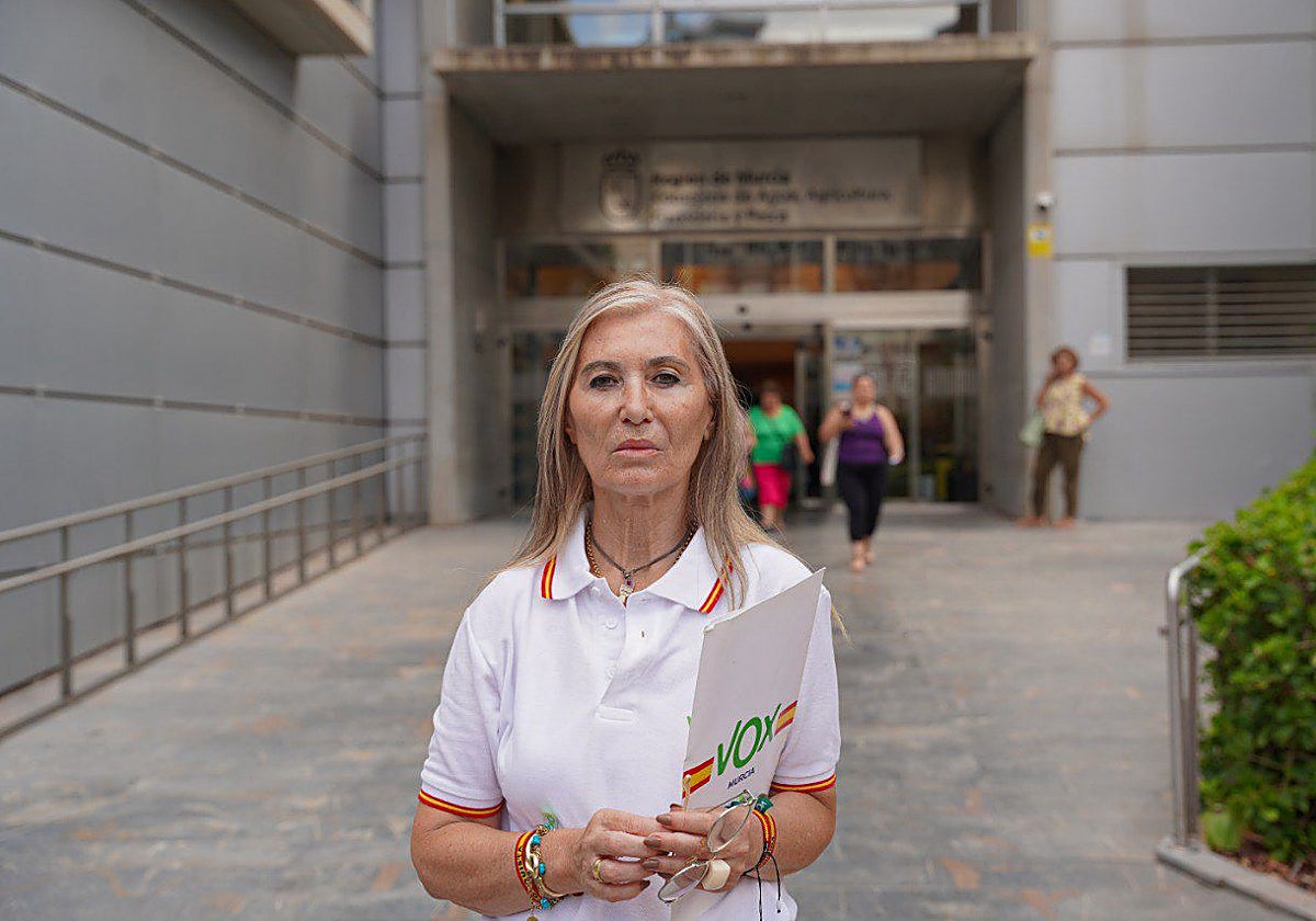 Menduiña ante la puerta de la Consejería de Agricultura.