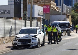 Agentes de la Policía Local de Murcia indagan el atropello mortal de una mujer en la carretera de Alicante.