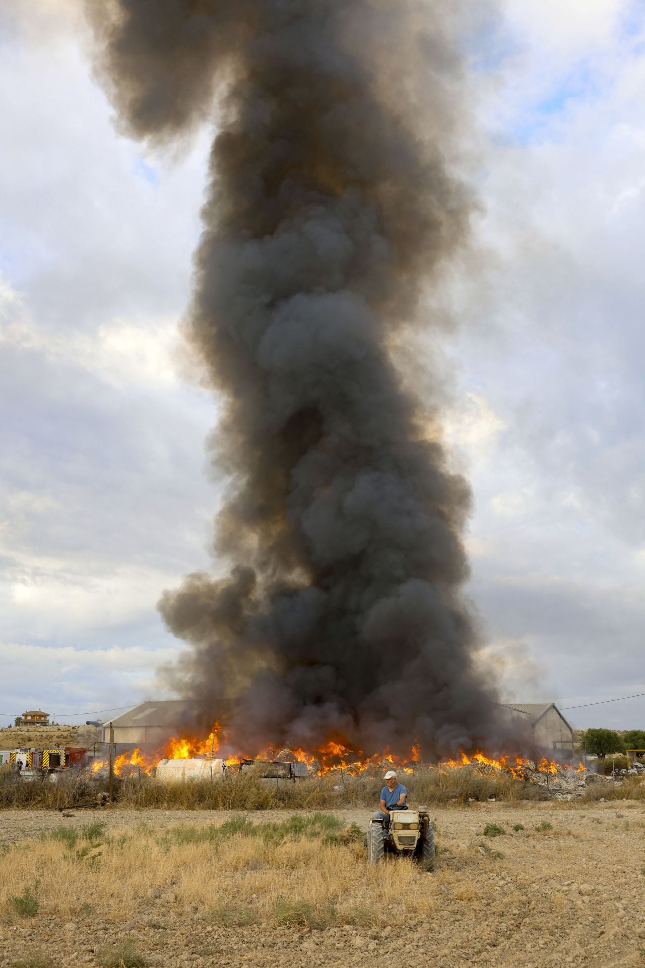 El incendio en una planta de reciclaje de Fortuna, en imágenes