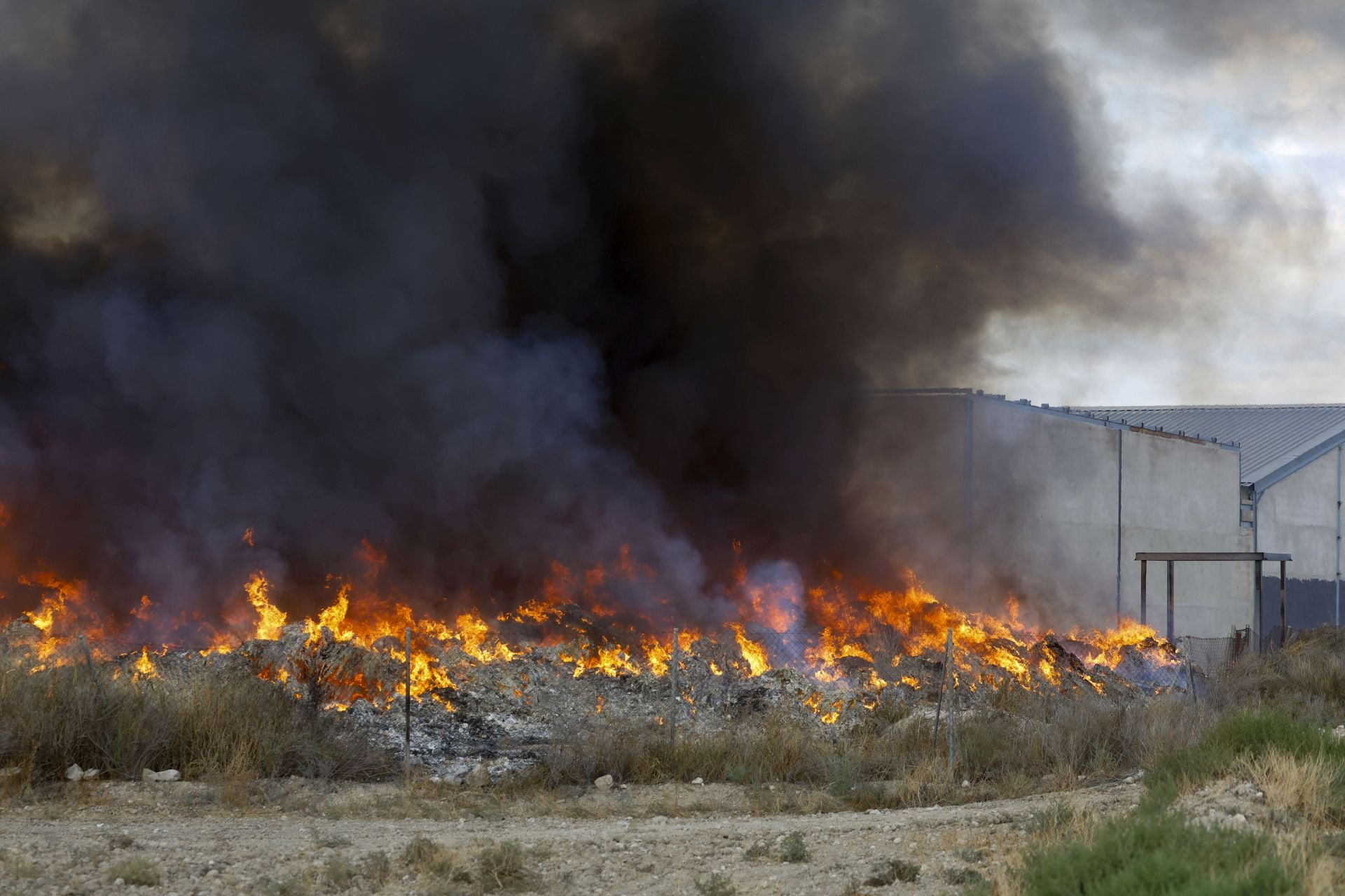 El incendio en una planta de reciclaje de Fortuna, en imágenes