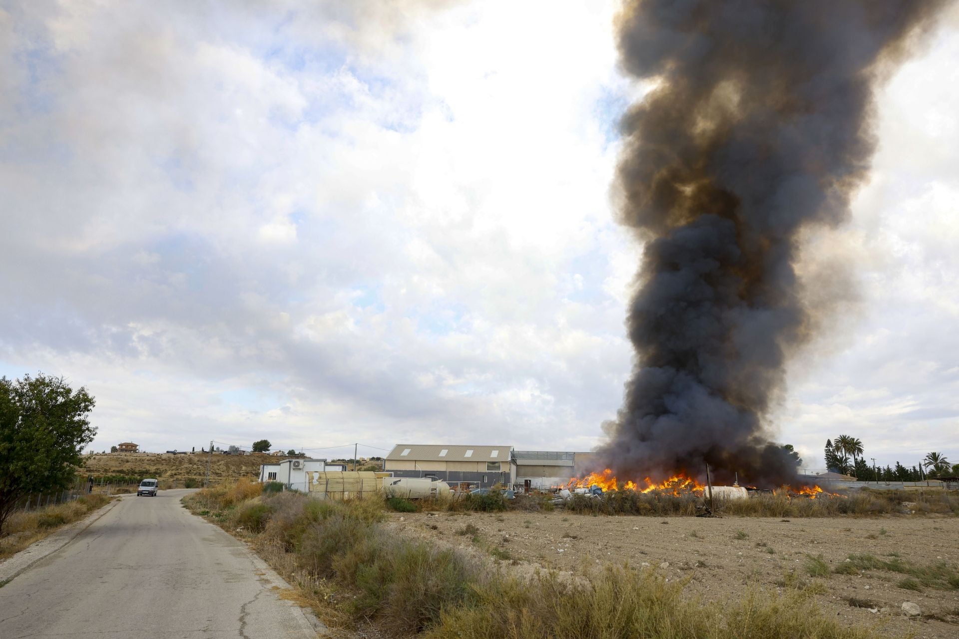 El incendio en una planta de reciclaje de Fortuna, en imágenes