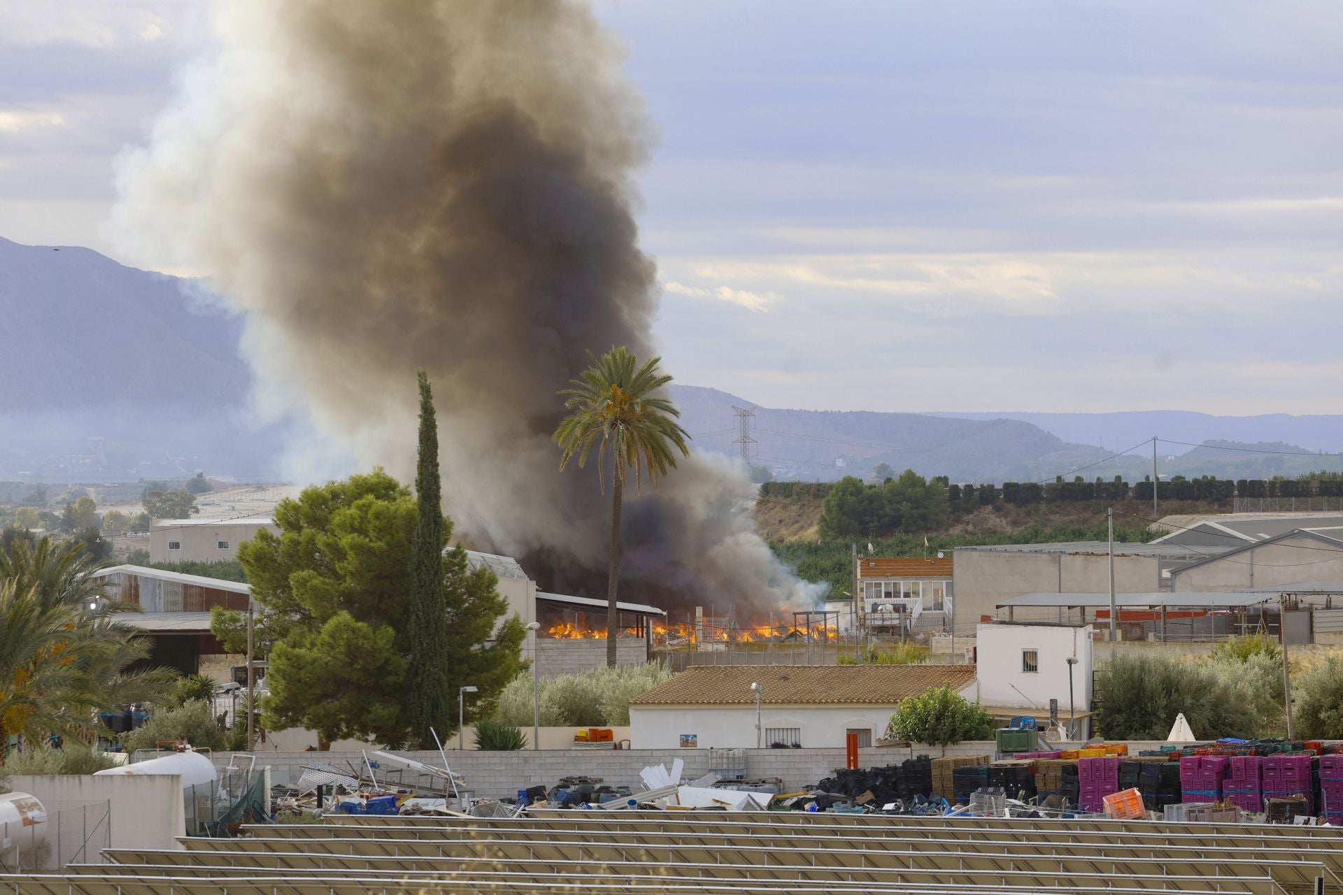 El incendio en una planta de reciclaje de Fortuna, en imágenes