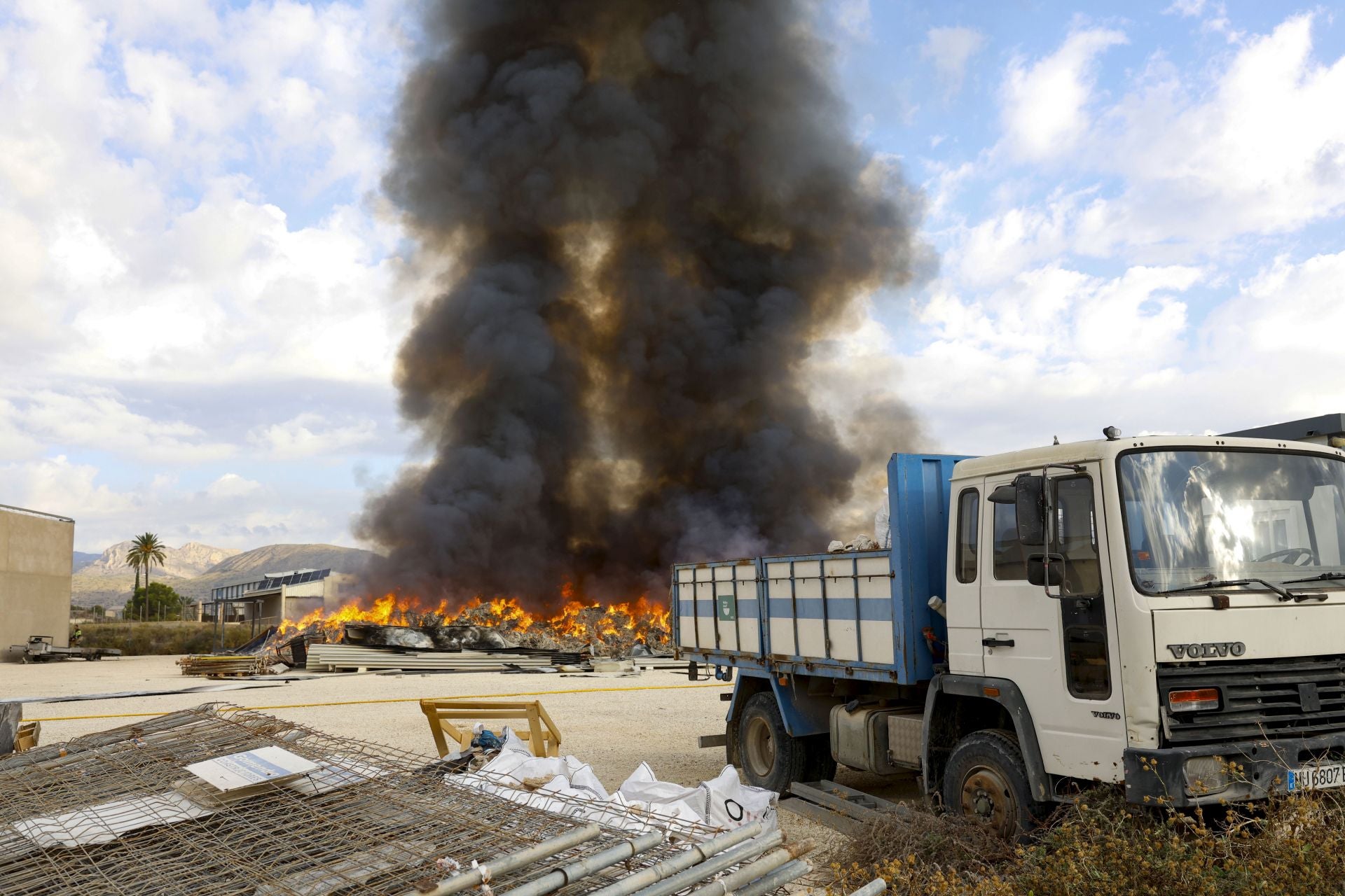 El incendio en una planta de reciclaje de Fortuna, en imágenes