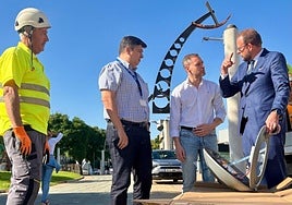 Operarios en el Palacio junto a los ediles Noguera y Guillén, ayer.
