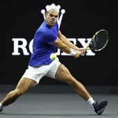 Carlos Alcaraz golpeando de revés en su choque ante Cerúndolo en la Laver Cup.