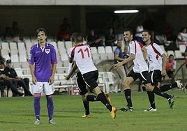 Astrain, Carlos David y Fede abrazan a Megías, con Prosi en primer plano, en la remontada copera ante el Guadalajara, el 4 de septiembre de 2013 en el Cartagonova.