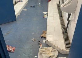 Lamentable aspecto de uno de los aseos del lateral rambla del estadio, el pasado domingo.