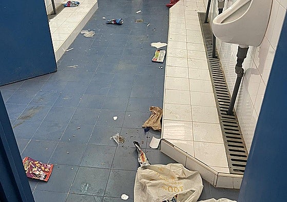 Lamentable aspecto de uno de los aseos del lateral rambla del estadio, el pasado domingo.