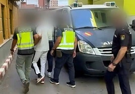 La Policía Nacional en el momento de la detención.