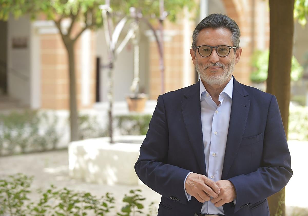 Julio Mayol, en el claustro de la Universidad Católica San Antonio de Murcia.