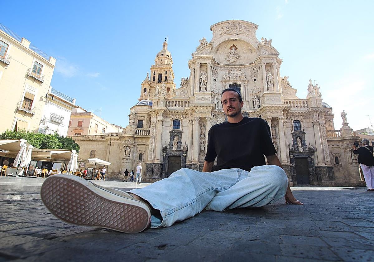 El enfermero murciano y cooperante de Médicos Sin Fronteras, Javier Soria, este martes en la plaza del Cardenal Belluga.