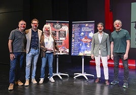 Pepa Astillero y otros actores de Pupaclown con Diego Avilés y Manuel Cebrián, este miércoles.