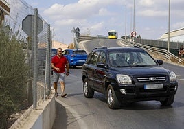 Joaquín Olmos, ayer, recorriendo un tramo del Camino de Tiñosa desprovisto de acera.