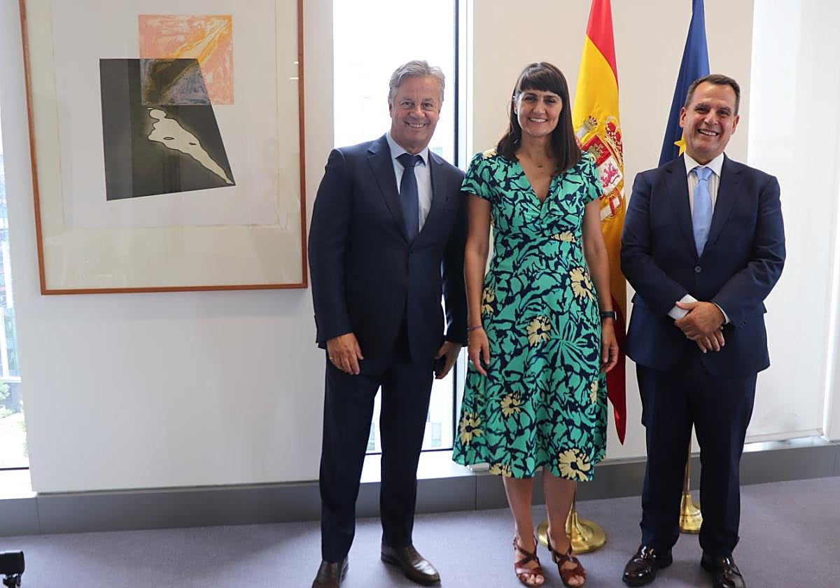 María González Veracruz, junto a Carlos Moreira (i), de WISeKey, y José Trigueros, de OdinS.