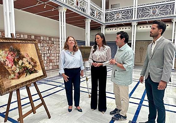 Visitación Martínez, Carmen Conesa, Javier Bernal y Patricio Sánchez, con las obras, ayer en la Asamblea.