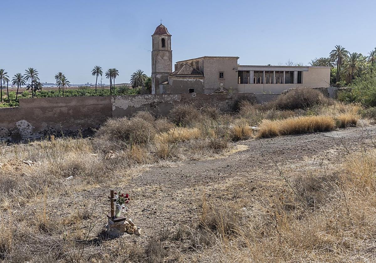 Vista de la iglesia del monasterio desde el exterior del recinto, una imagen de este mes de septiembre.