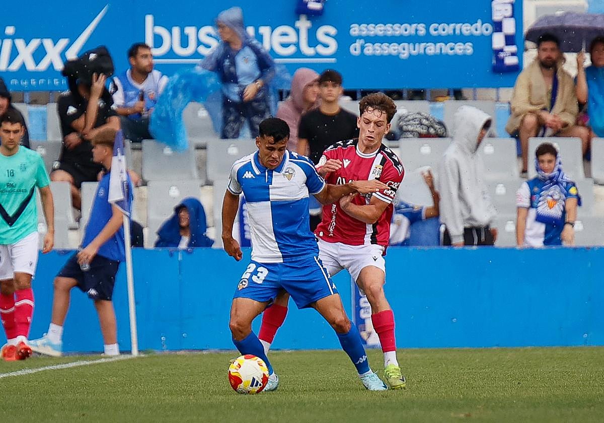 Joel Priego intenta regatear a Diego Gómez, en el partido de hace diez días en Sabadell.