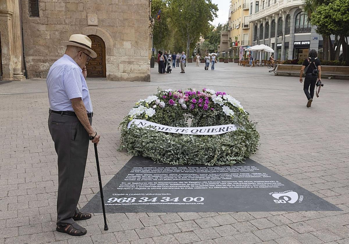 Un hombre frente a la instalación, ayer, en Murcia.