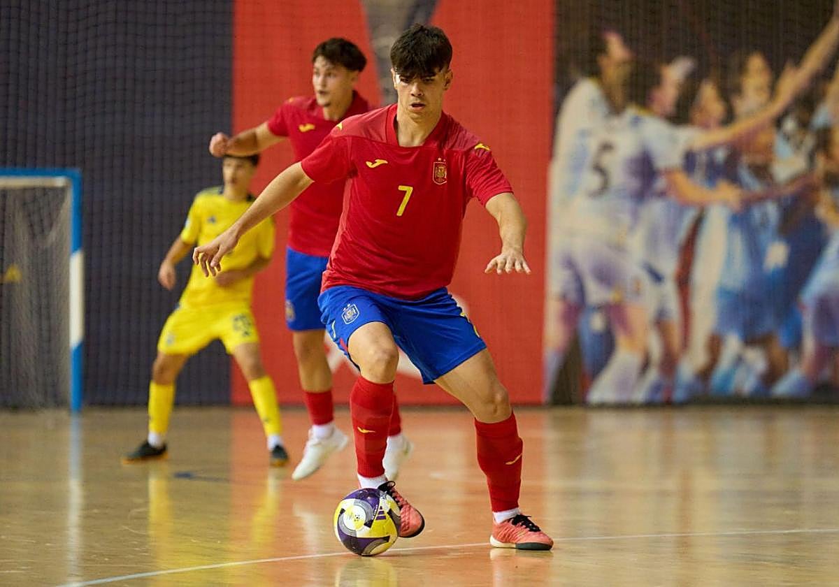Dani Ruano, en un partido con la selección española sub-19.