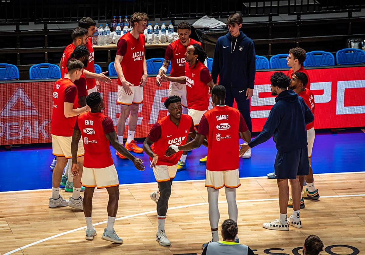 Los jugadores del UCAM se animan antes del partido de cuartos.