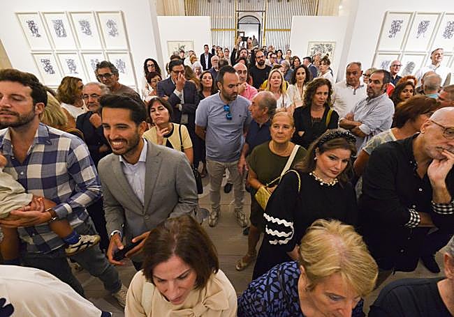 Asistentes a la inauguración.