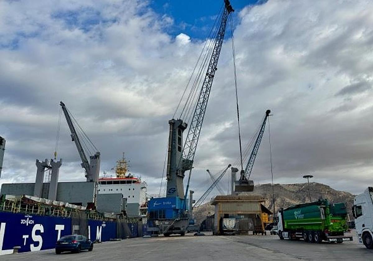 Ership desarrollando su actividad en el Puerto de Cartagena.
