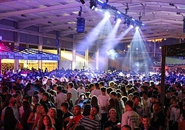 La carpa del Huerto de la Rueda, abarrotada de público estos días.