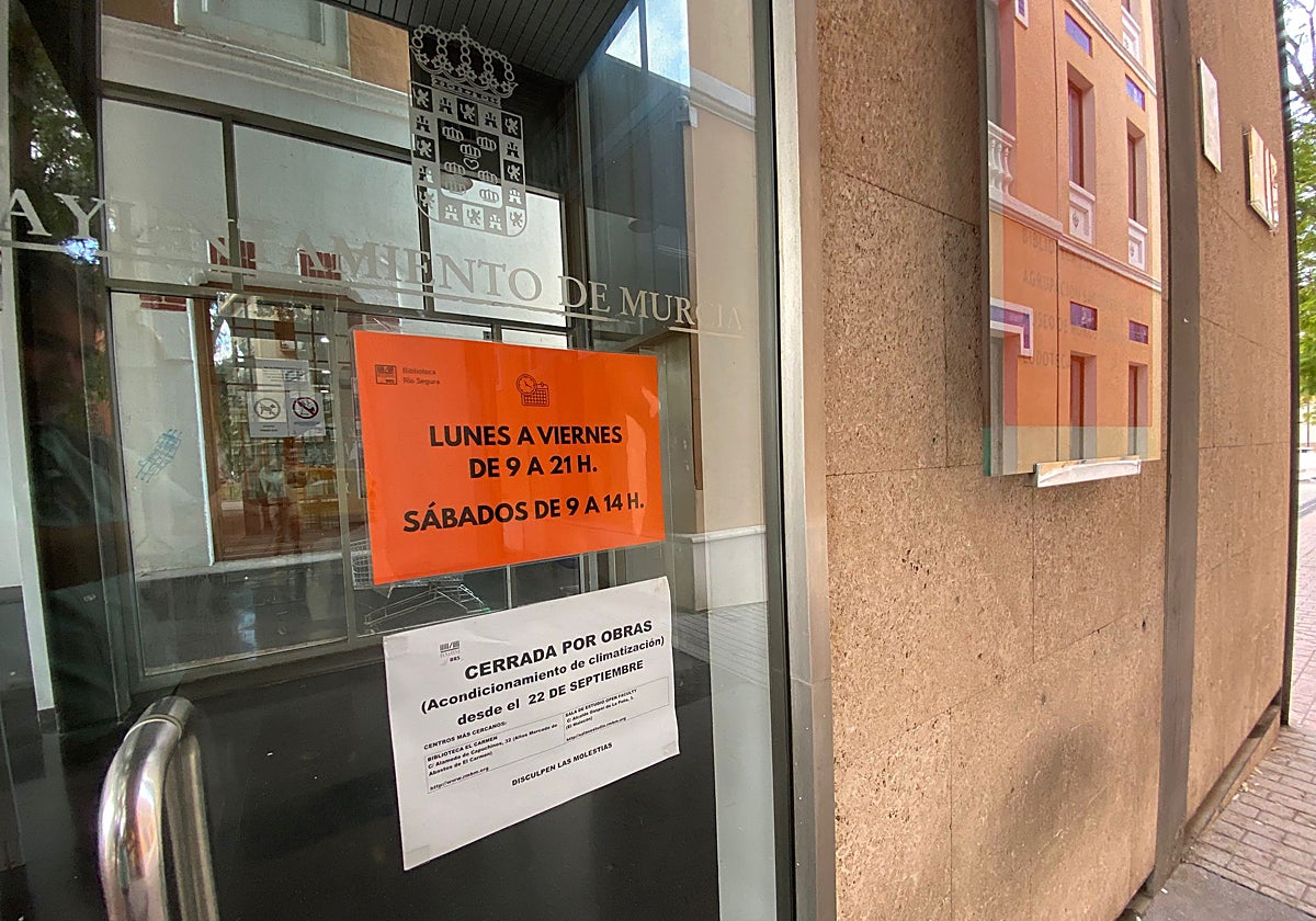 Desde este lunes, la Biblioteca Municipal Río Segura, en el Cuartel de Artillería, está cerrada por obras de mejora.