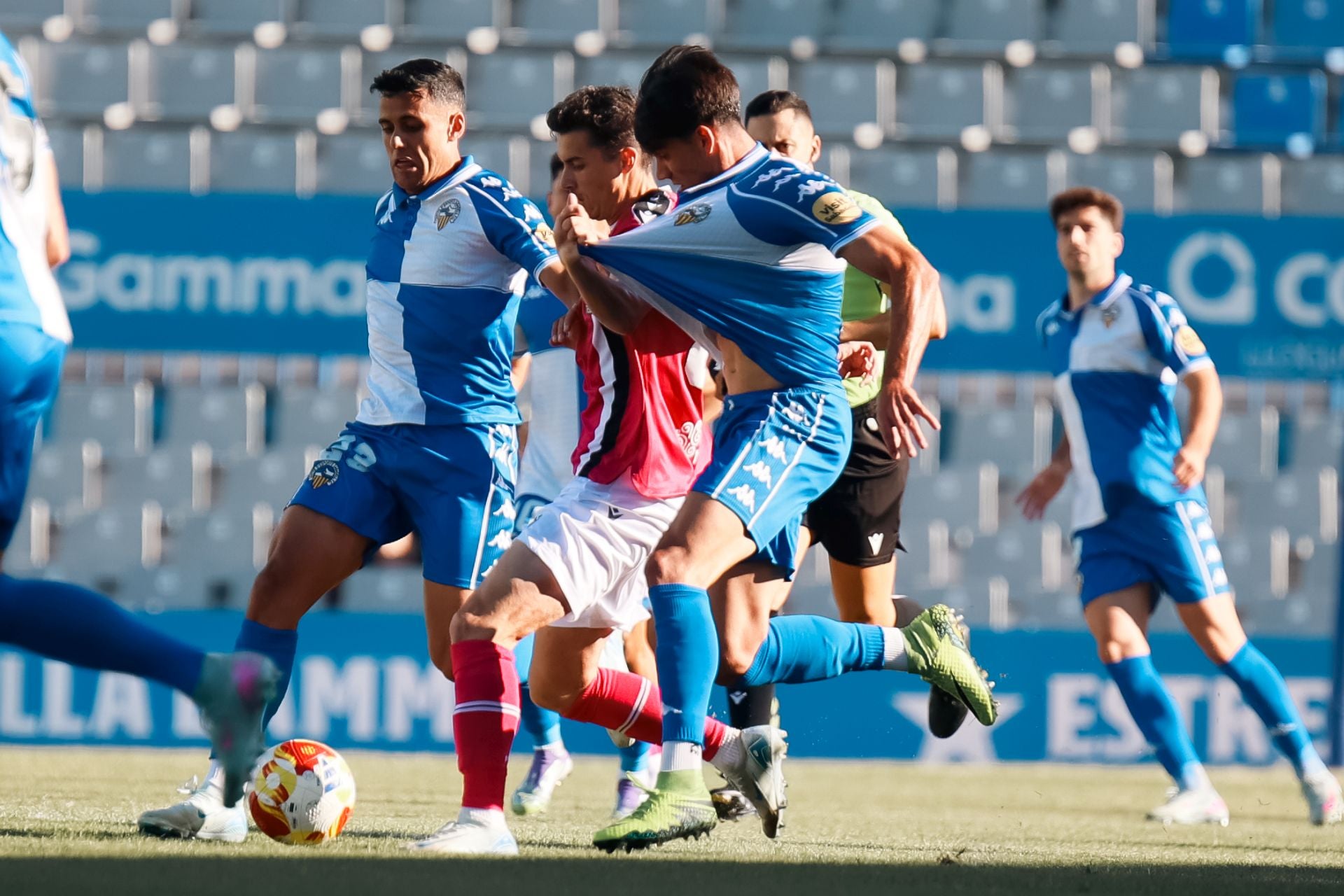 El Cartagena consigue el coliderato con varios sustos, en imágenes