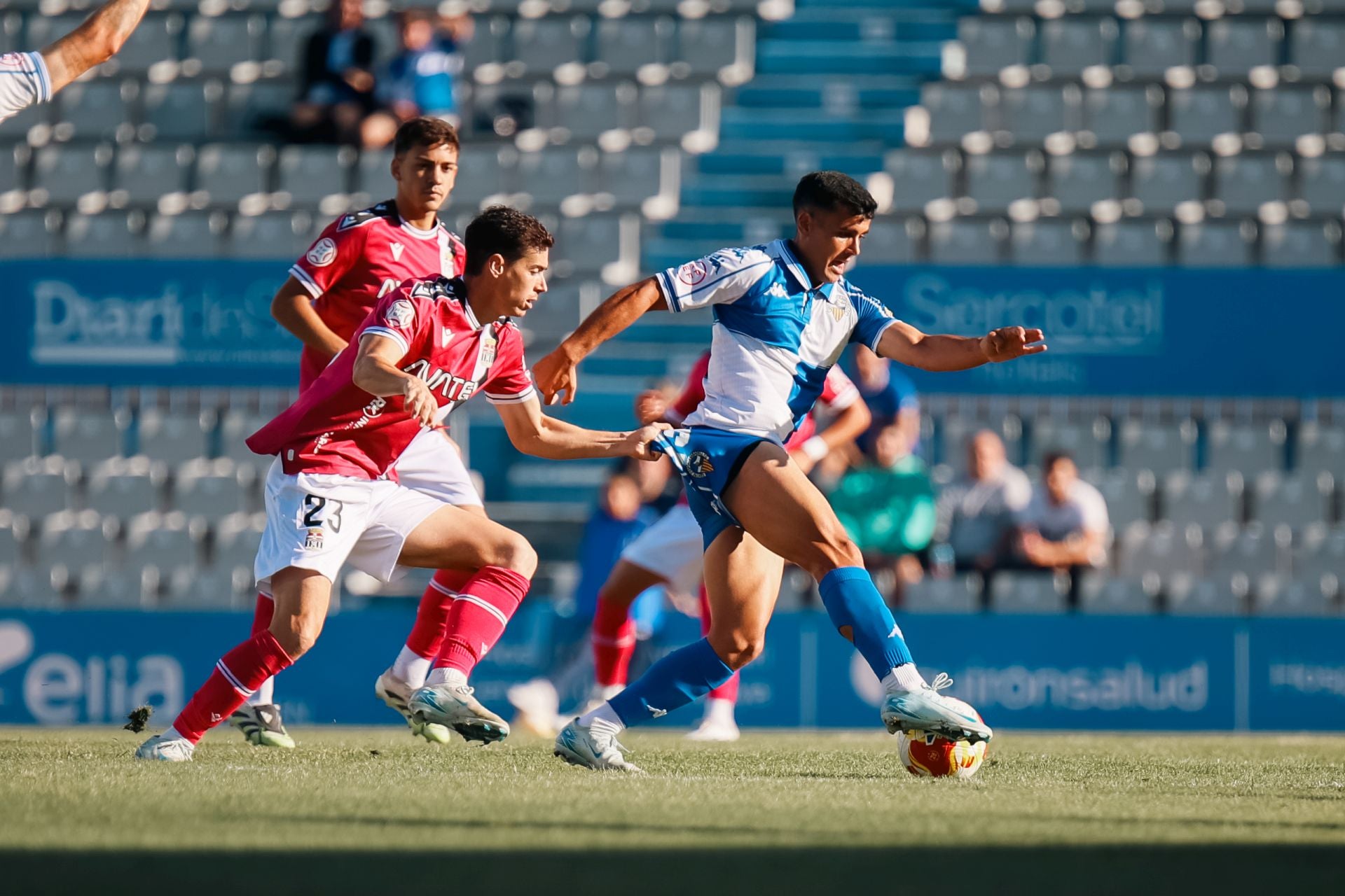 El Cartagena consigue el coliderato con varios sustos, en imágenes