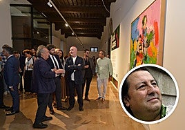 Fernando López Miras charla ayer en San Esteban con Francisco Jarauta ante una de las obras expuestas. José Lucas en la imagen pequeña.