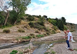 Sosa y Álvarez Castellanos observan el cauce contaminado del río Velez.