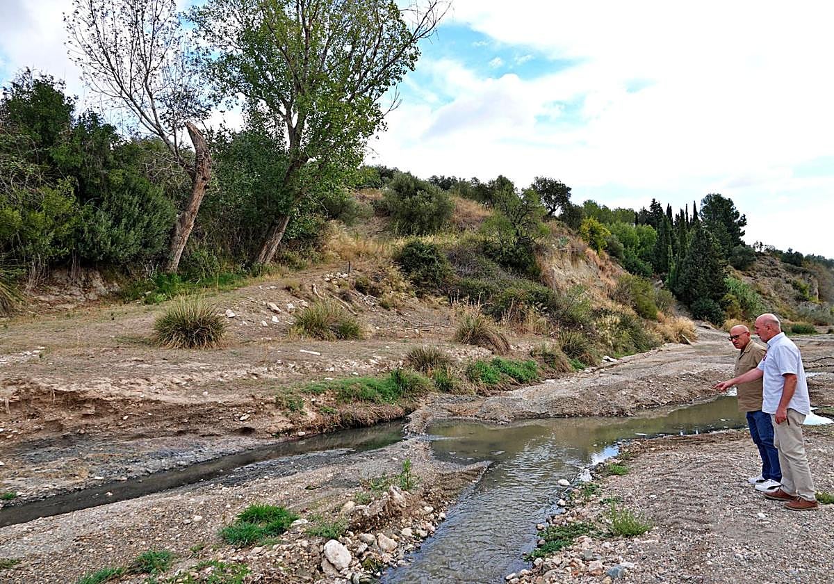 Sosa y Álvarez Castellanos observan el cauce contaminado del río Velez.