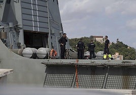 En imágenes, preparativos del 'Furor' en el puerto de Cartagena antes de partir a Gaza