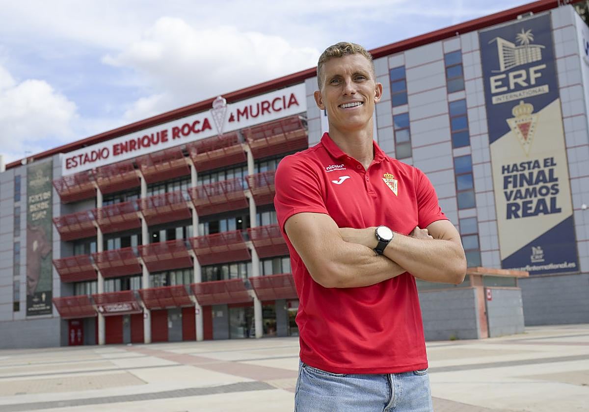 Alberto González, ayer, en la plaza principal del estadio Enrique Roca de Murcia.