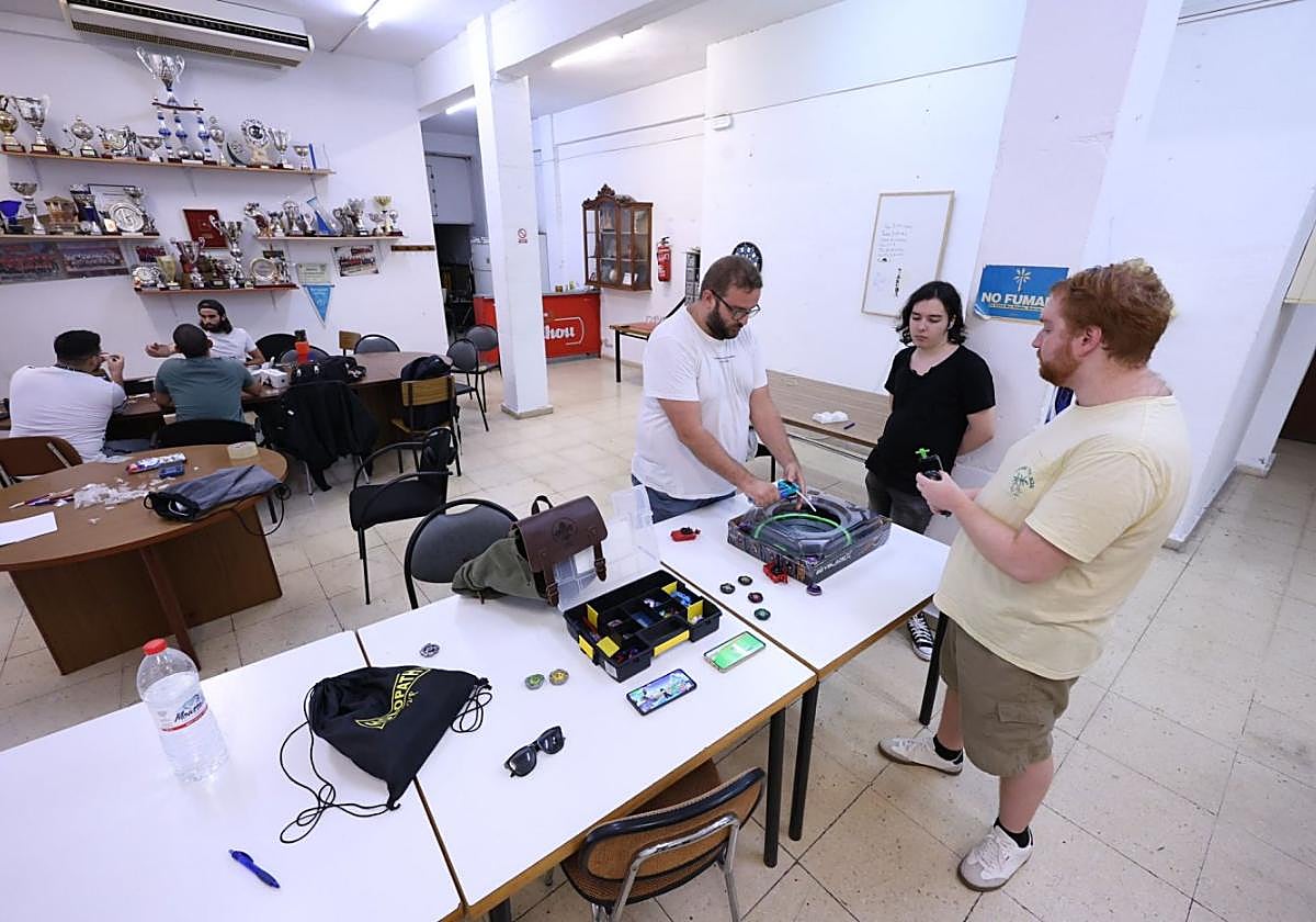 Miembros del Club Juvenil, reunidos ayer en el local del carril de las Palmeras para probar el juego japonés de peonzas Beyblade X.