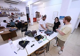 Miembros del Club Juvenil, reunidos ayer en el local del carril de las Palmeras para probar el juego japonés de peonzas Beyblade X.