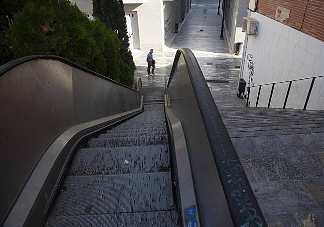 Un hombre observa la escalera desde la calle San Fernando.
