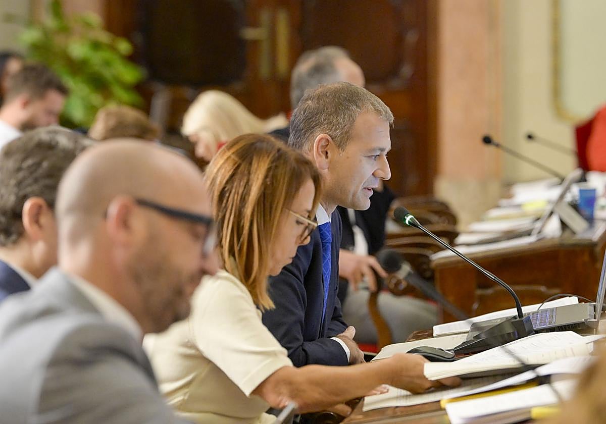 El concejal de Pedanías y Vertebración Territorial, Marco Antonio Fernández, interviniendo en el Pleno de este jueves.