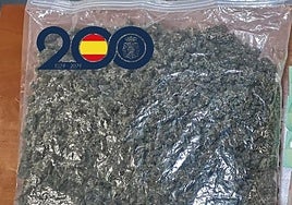 La bolsa de marihuana confiscada por la Policía Nacional.