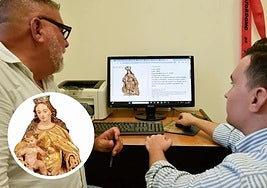 Los profesores Pérez Sánchez y García Zapata observan una imagen de la escultura.