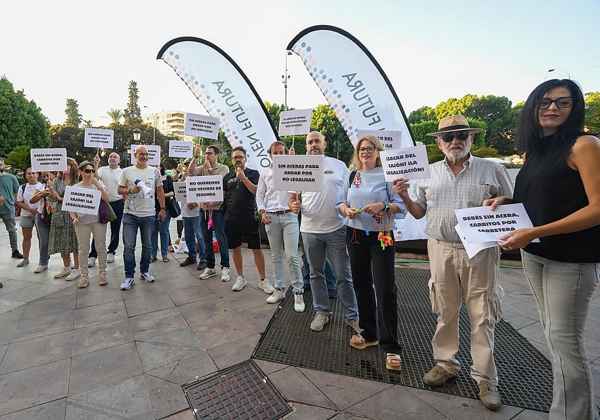 «Sácanos del cajón»: los vecinos de Joven Futura exigen la regularización de sus viviendas frente al Ayuntamiento de Murcia