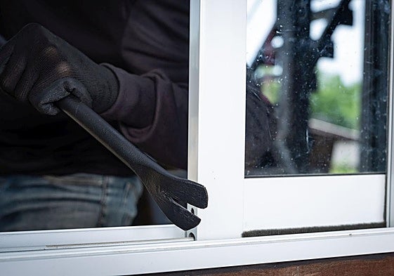 El truco para proteger tu vivienda sin alarmas ni rejas: los ladrones no entrarán nunca más por la ventana.