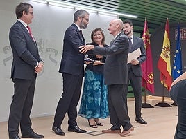Francisco Lucas entrega la medalla a Joaquín Manuel Mondéjar.