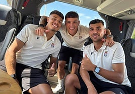 Marc Jurado, Kevin Sánchez y Rubén Serrano, en el autobús albinegro.